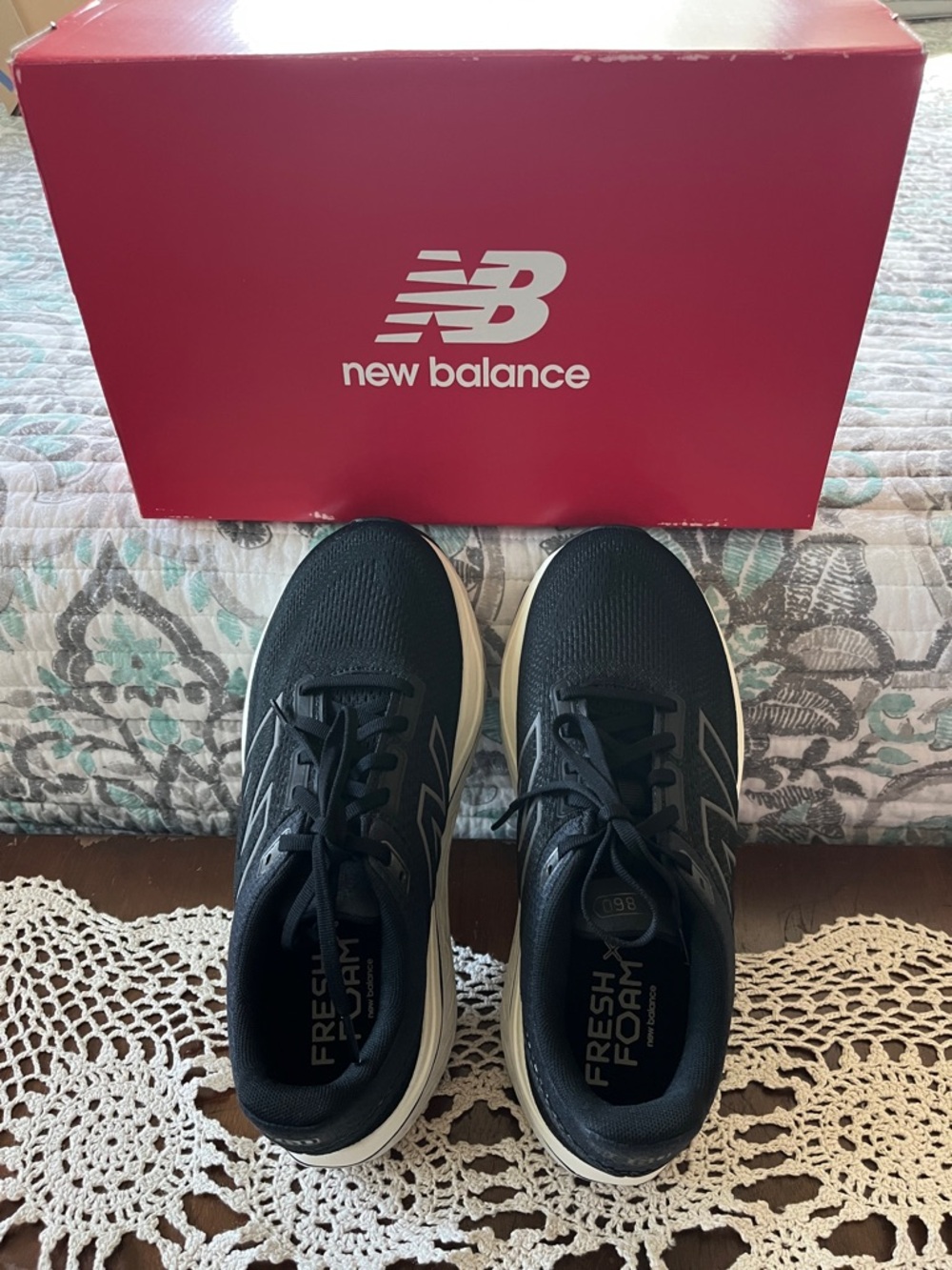 New Balance Women’s Size 9 Fresh Foam Sneakers.
Style 860v14